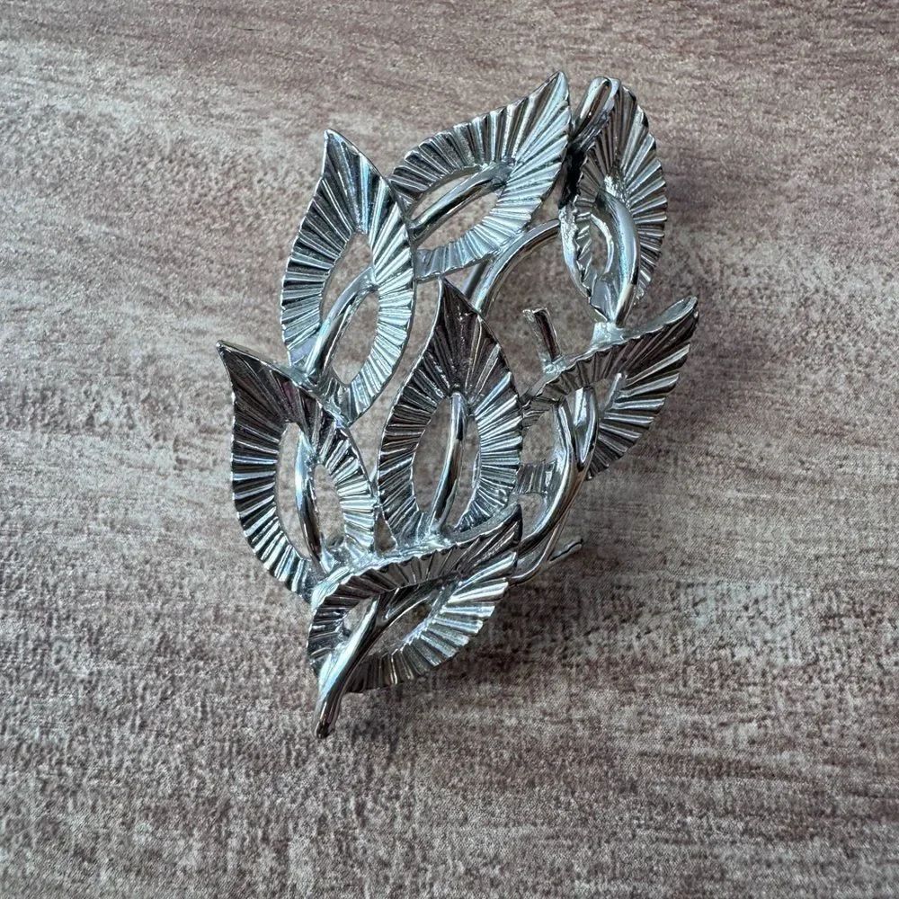 Vintage Silver Tone Open Leaf Cluster Brooch Pin Collectible Classic